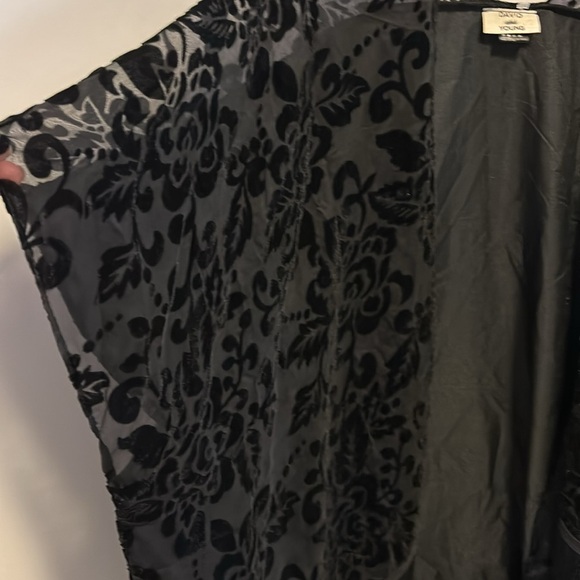 DAVID&YOUNG BLACK CRUSHED VELVET WRAP WITH ROSE&MESH DESIGN ON FRONT WTH FRINGE - Picture 4 of 9